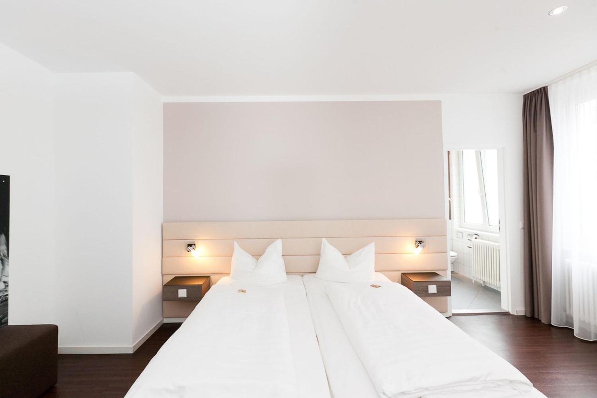 Manhattan Hotel Франкфурт-на-Майне Экстерьер фото